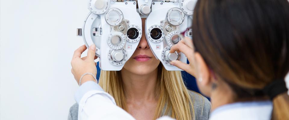 Badanie wzroku na specjalistycznej maszynie