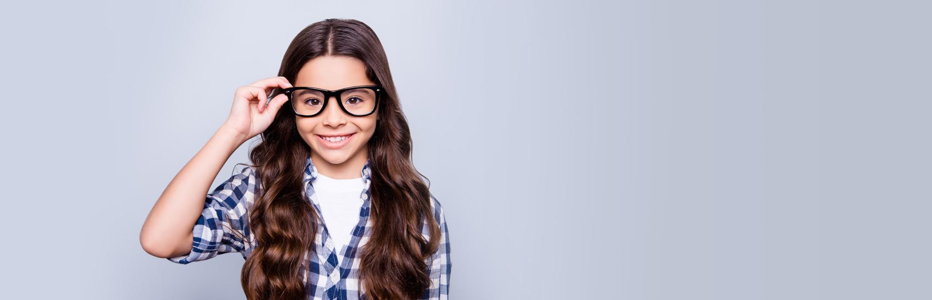 Zadowolona dziewczynka w okularach - Slajd 3