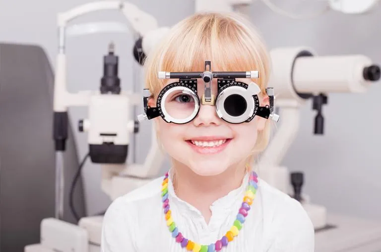 Badanie wzroku u małej dziewczynki